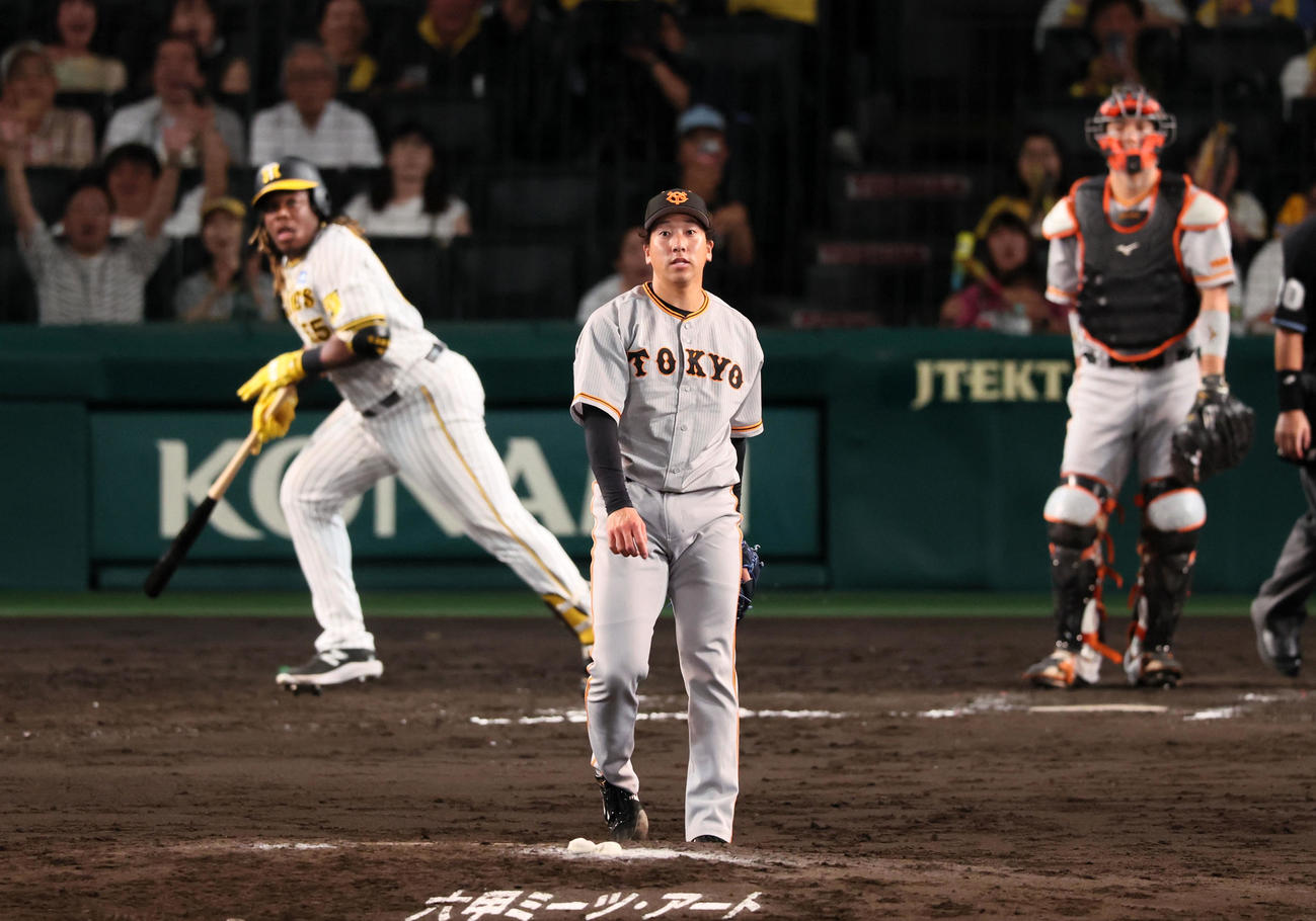 阪神対巨人　9回裏阪神無死、代打ミエセスに中越えソロ本塁打を浴びる大勢（撮影・加藤哉）