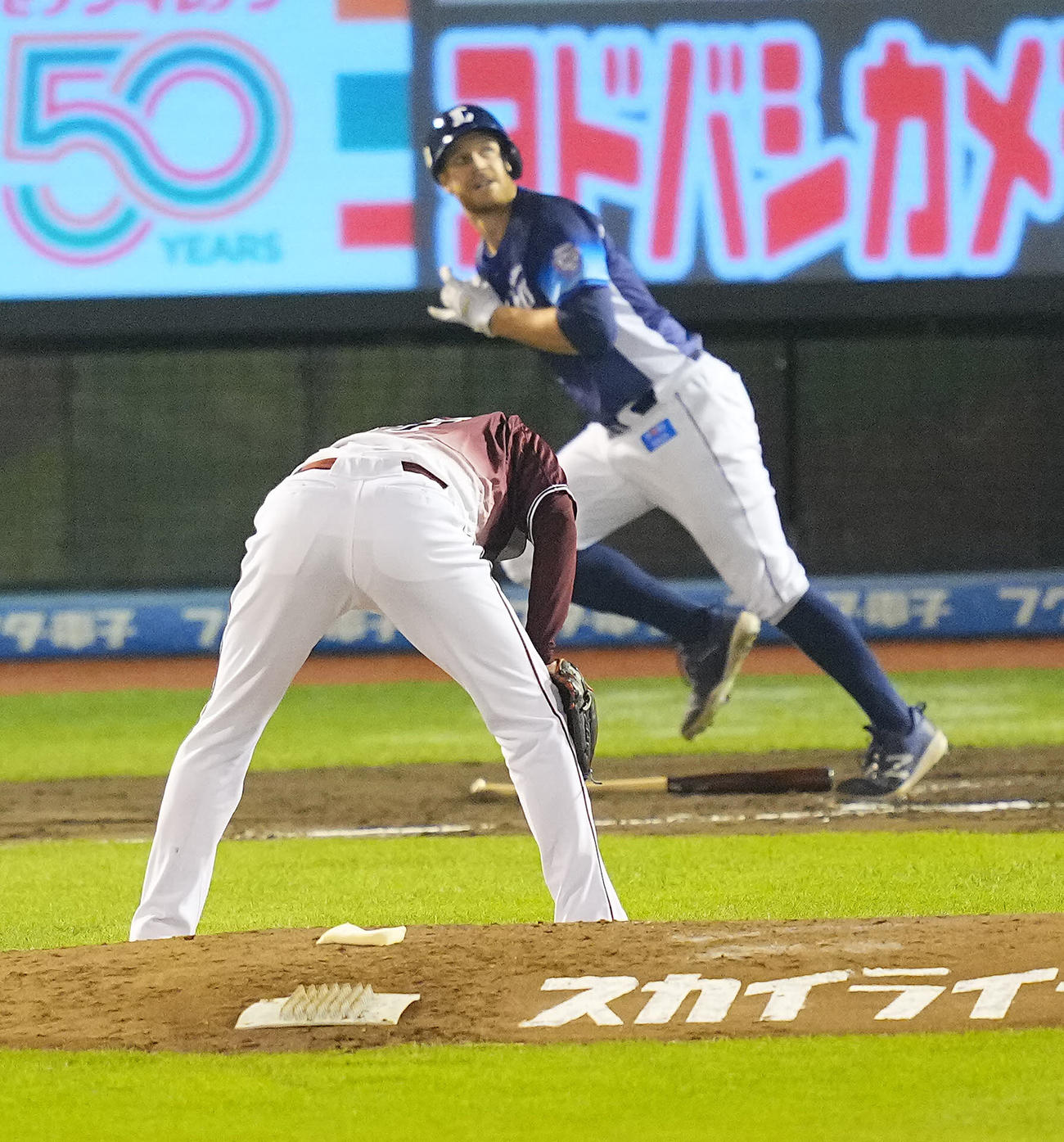 楽天対西武　3回表西武1死一塁、マキノン（後方）に2点本塁打を浴び肩を落とす塩見（撮影・垰建太）