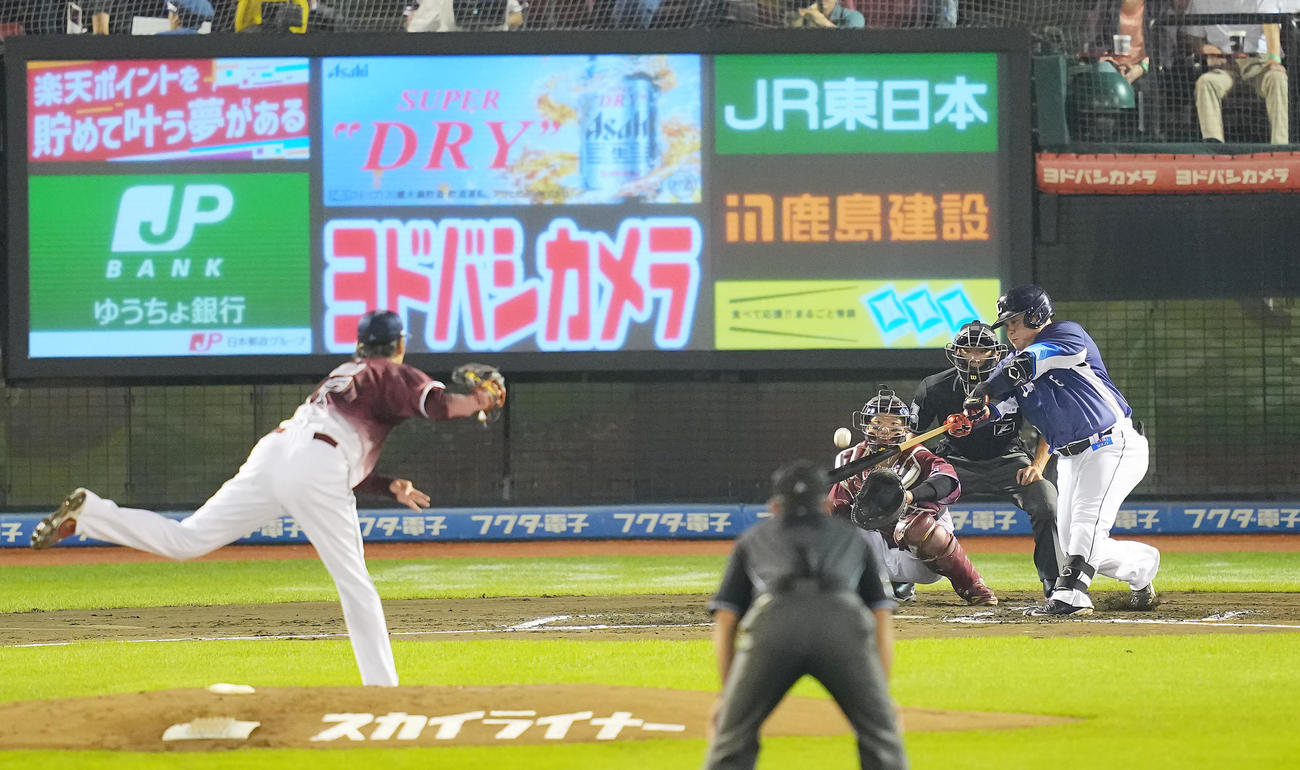 楽天対西武　2回表西武2死一塁、先制の2点本塁打を放つ渡部。投手塩見（撮影・垰建太）