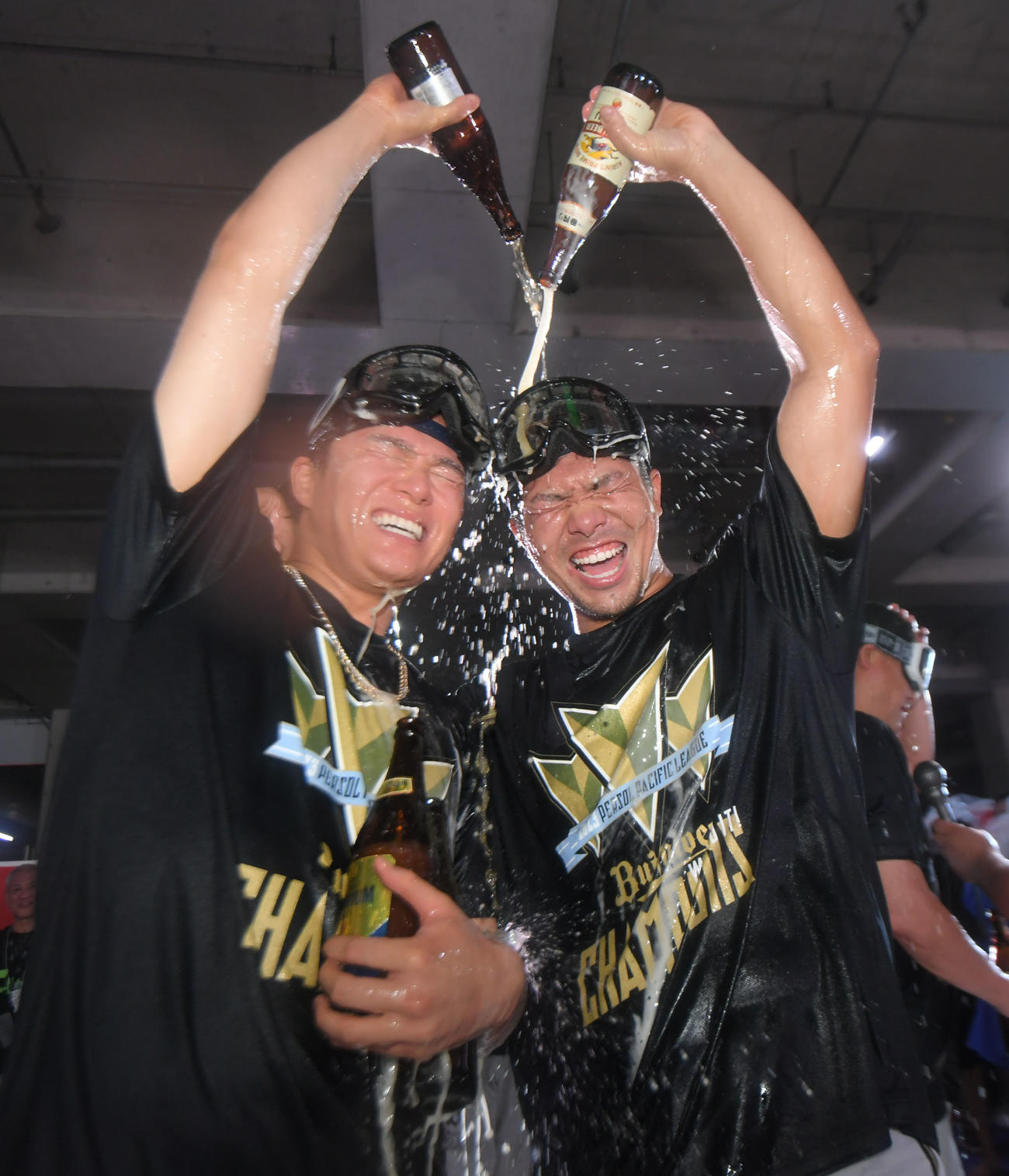 ビールをかけあうオリックス山本（左）と頓宮