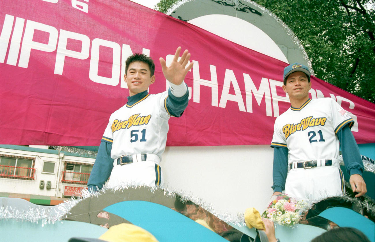 96年11月17日、神戸でオリックス日本一パレードが行われ手を振るイチロー（左）、野田