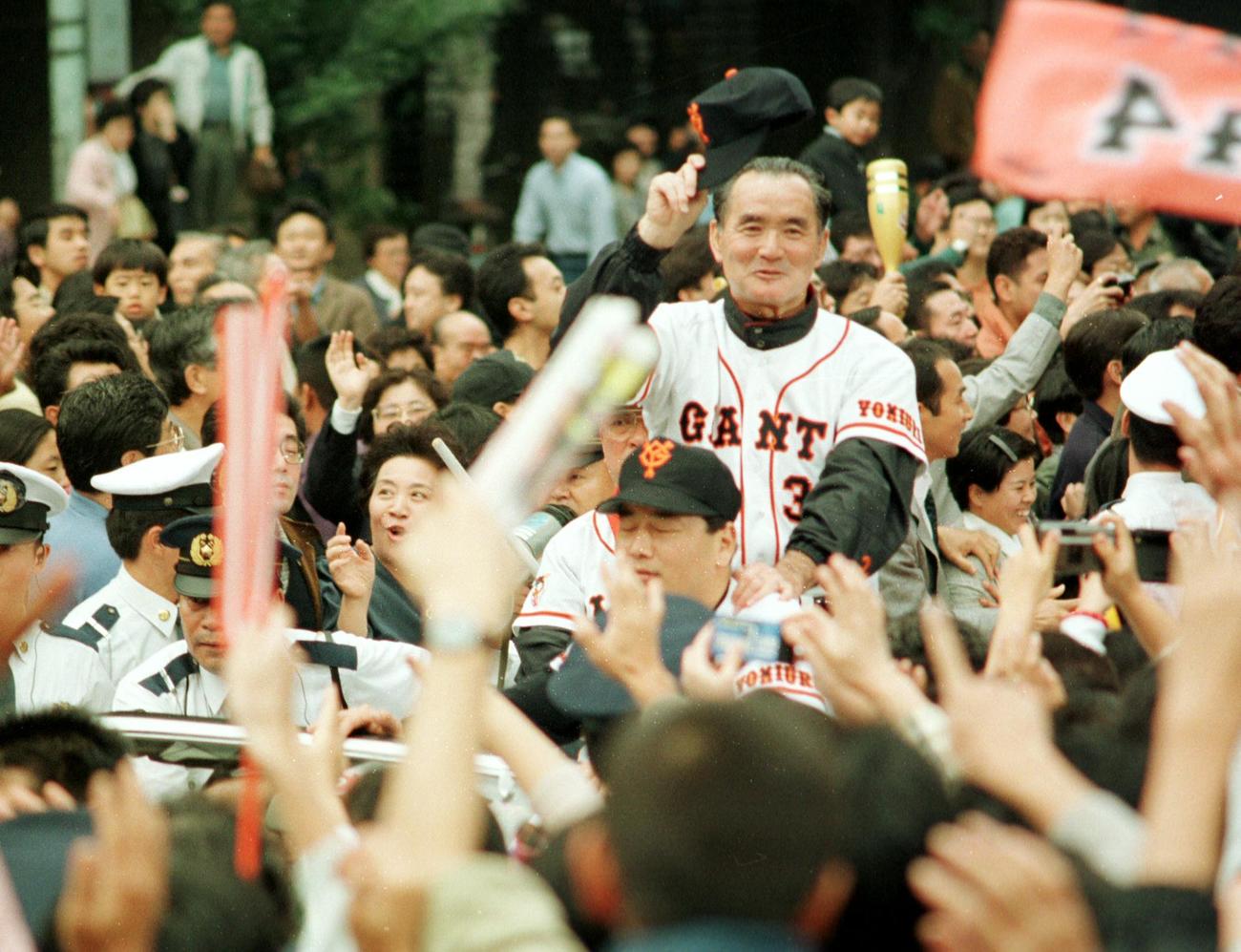 94年、東京・銀座での優勝パレードで笑顔を見せる巨人長嶋監督