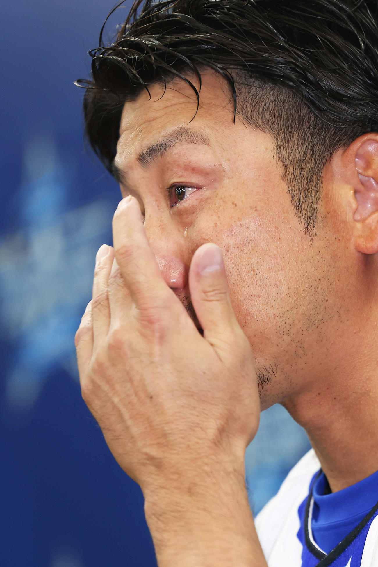 引退会見で涙を流すDeNA藤田（撮影・河田真司）