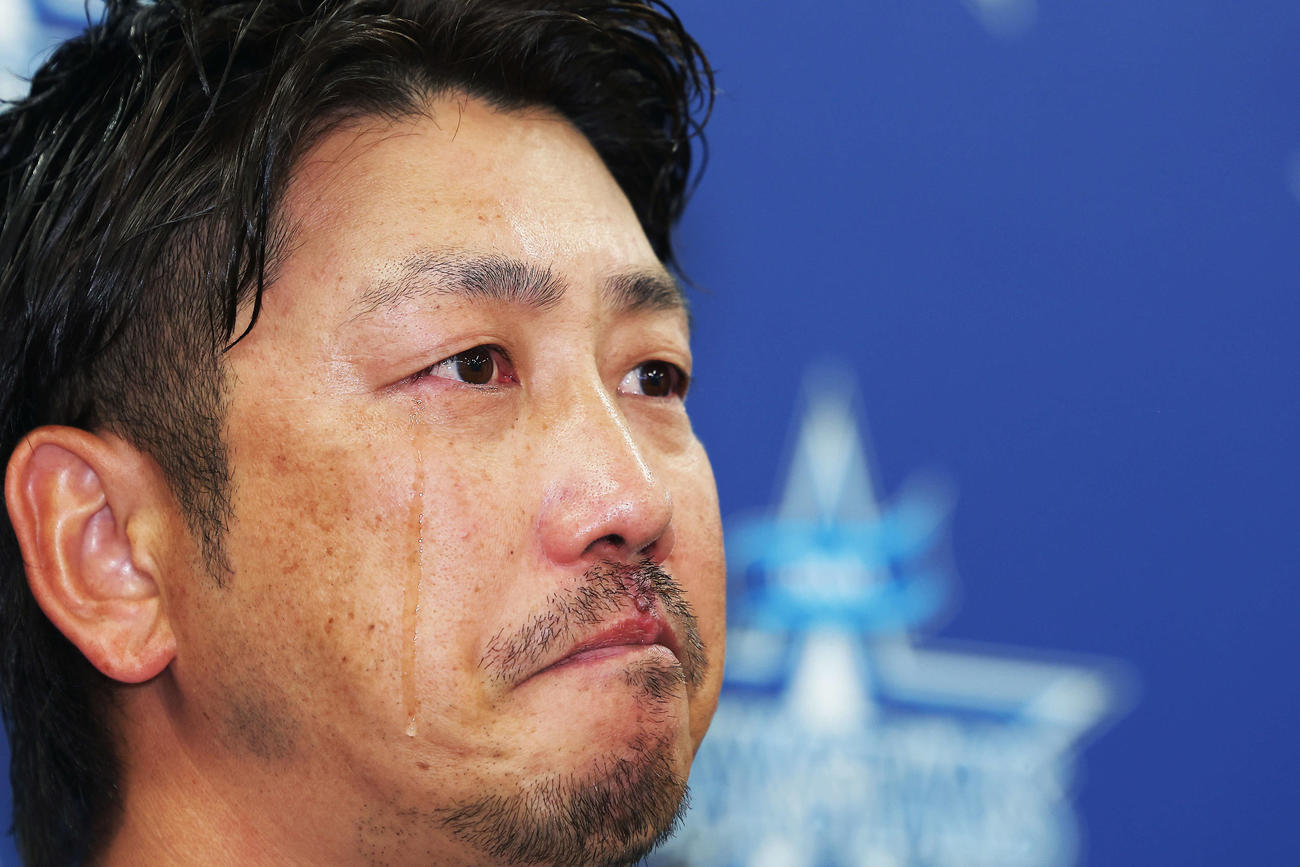 引退会見で涙を流すDeNA藤田（撮影・河田真司）