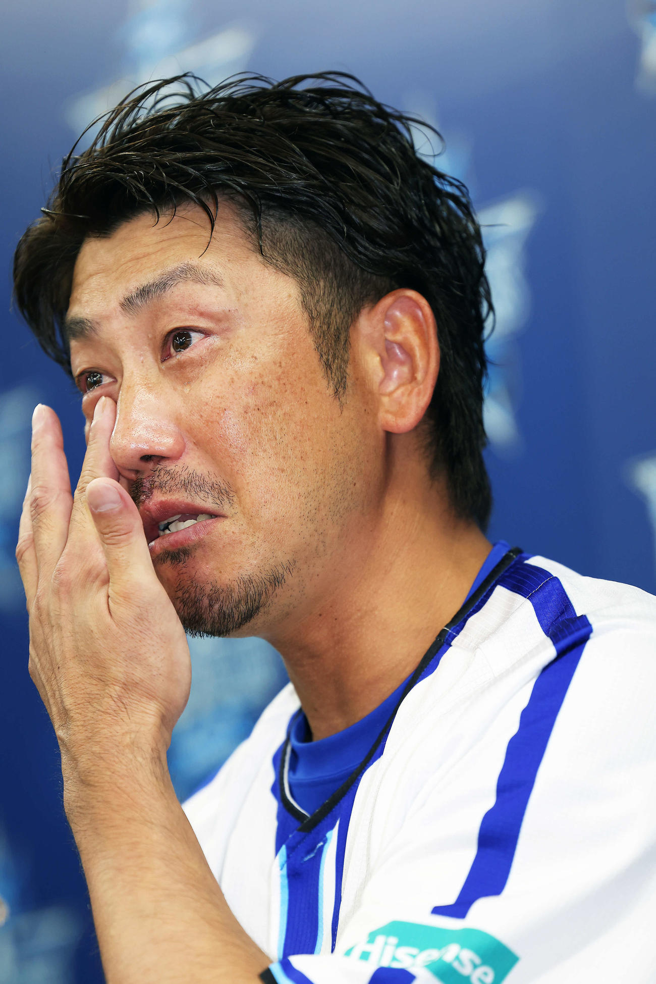 引退会見で涙を流しながら語るDeNA藤田（撮影・河田真司）