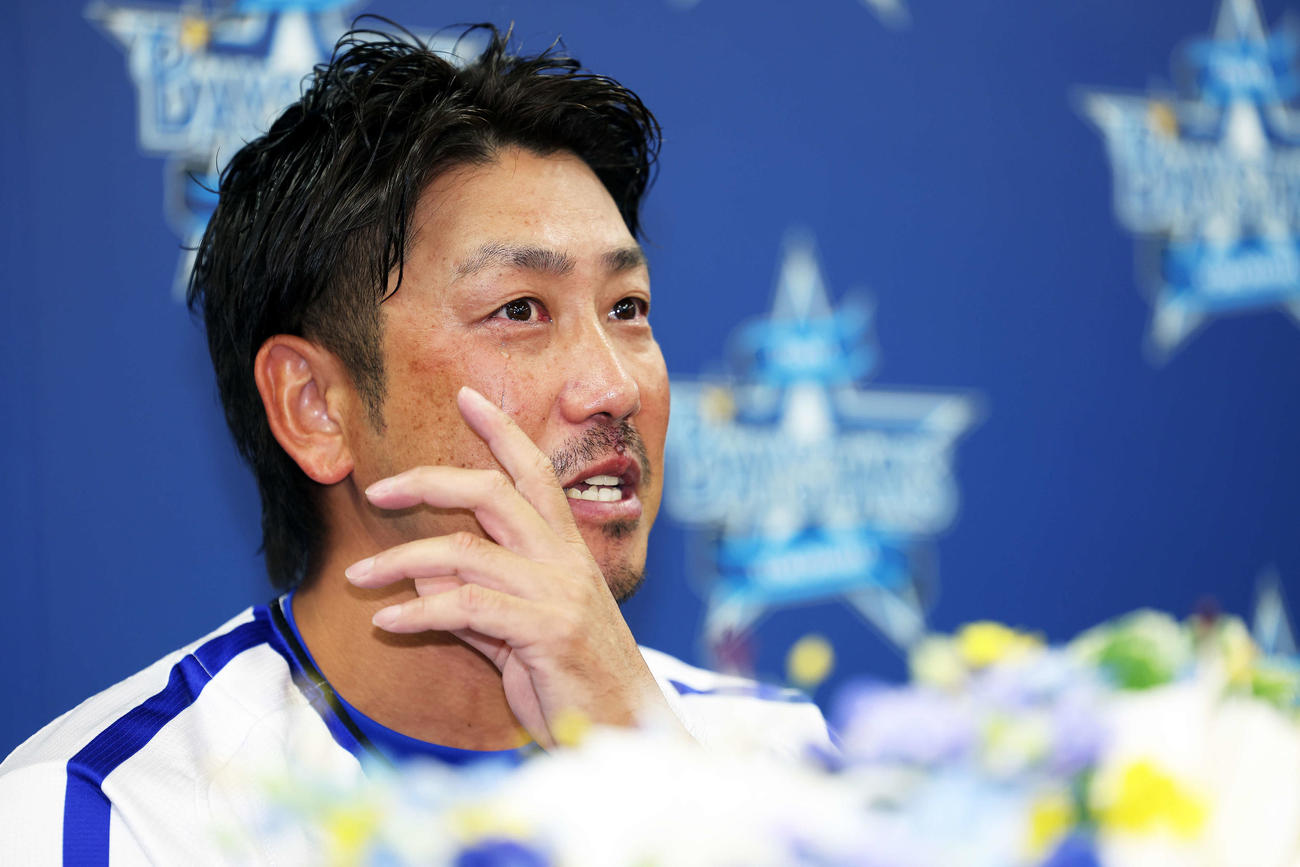 引退会見で涙を流しながら語るDeNA藤田（撮影・河田真司）