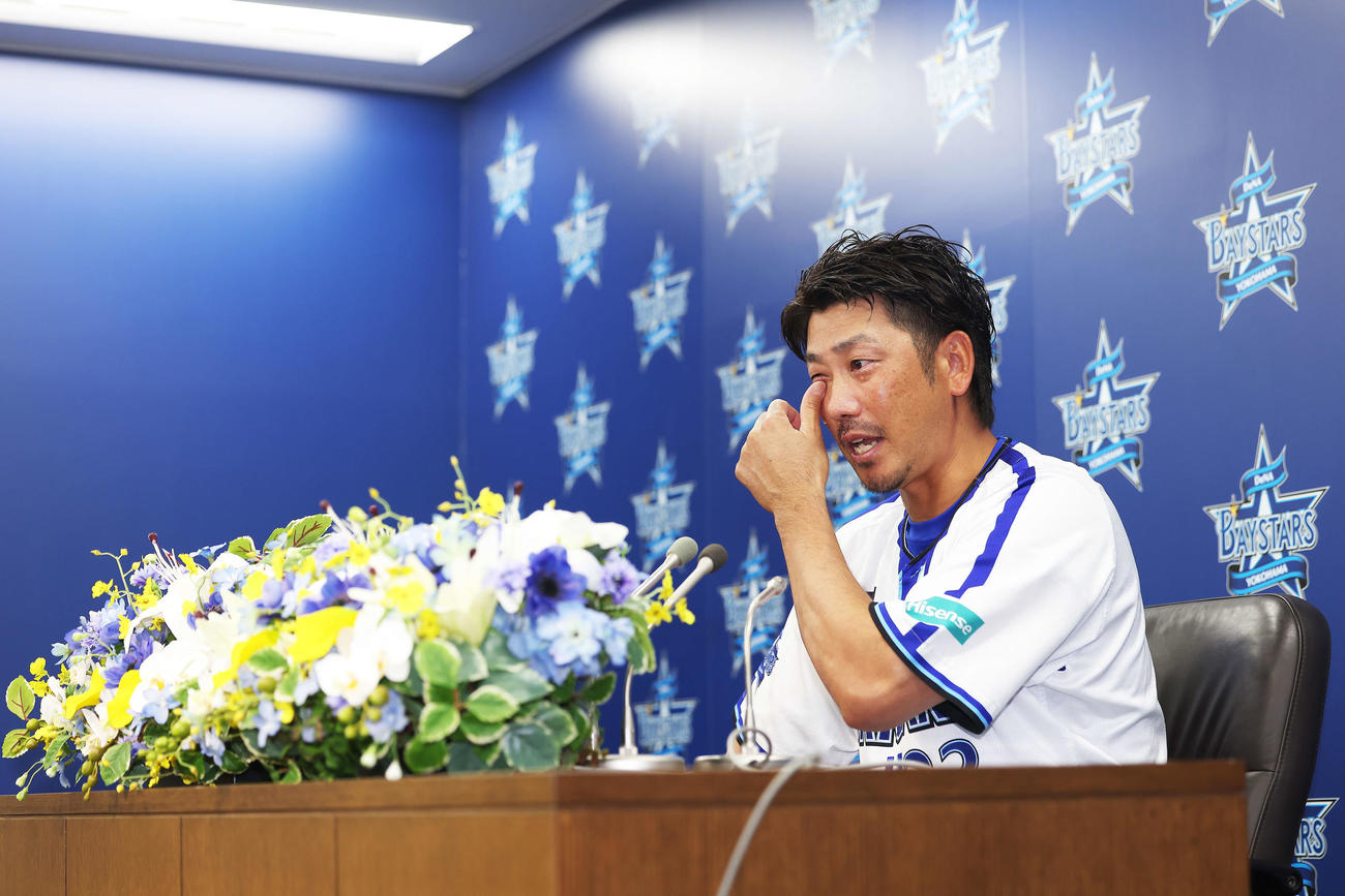 引退会見で記者の質問に答えるDeNA藤田（撮影・河田真司）