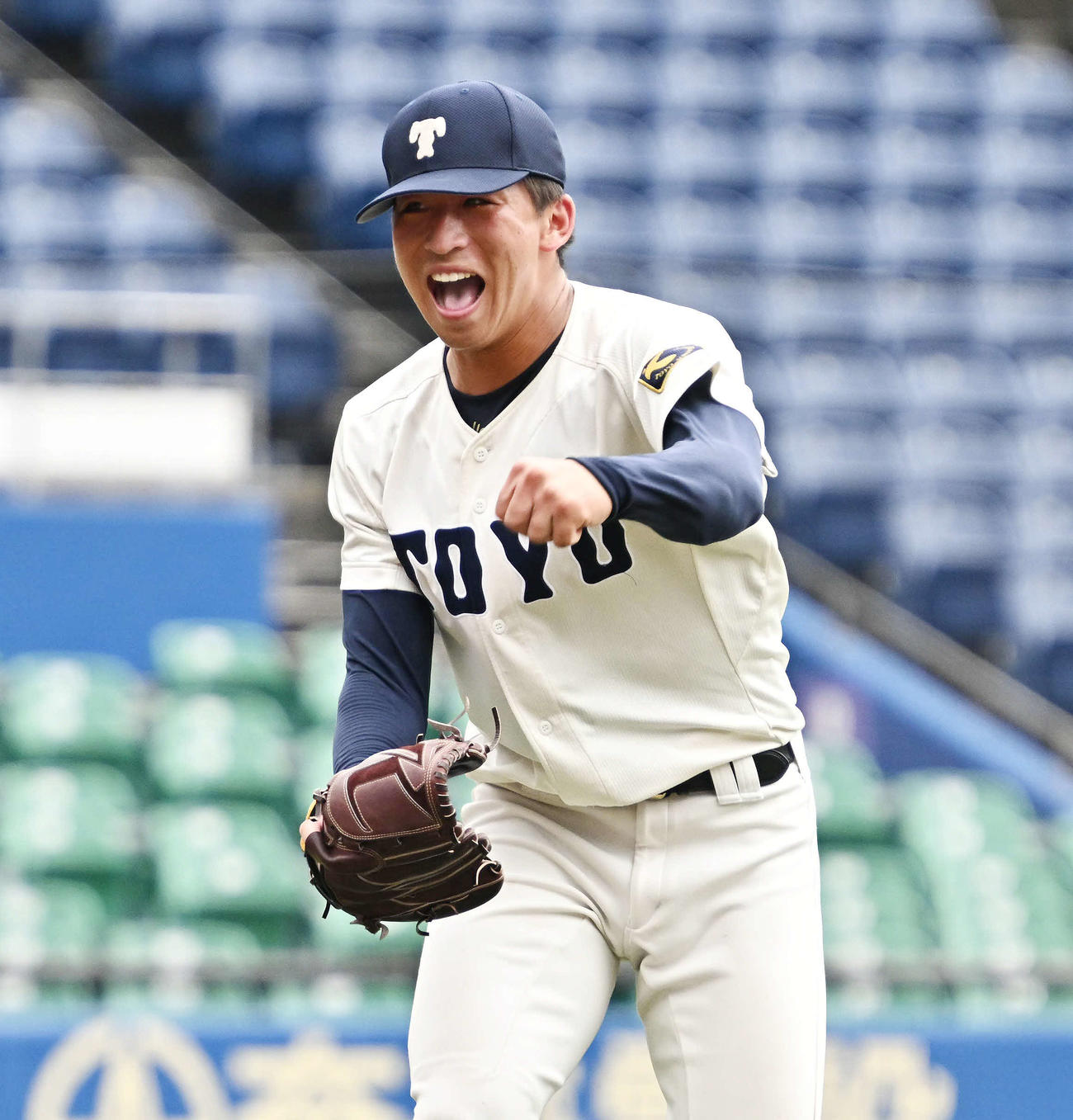 東洋大対日大　8回裏日大2死一、三塁、代打今井を二ゴロに打ち取りガッツポーズする細野（撮影・滝沢徹郎）