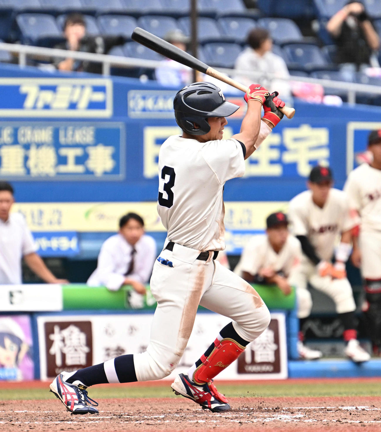 東洋大対日大　5回表東洋大1死二塁、吉田は先制左前適時二塁打を放つ（撮影・滝沢徹郎）