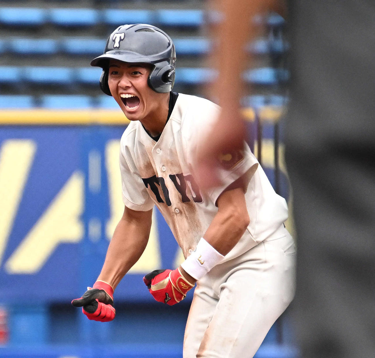 東洋大対日大　5回表東洋大1死二塁、吉田は先制左前適時二塁打を放ち雄たけびを上げる（撮影・滝沢徹郎）