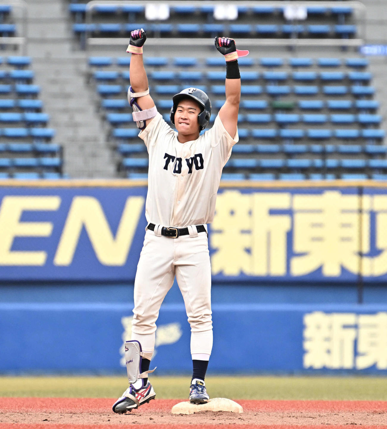東洋大対日大　9回表東洋大2死一、二塁、石上は中2点適時二塁打を放ちガッツポーズする（撮影・滝沢徹郎）