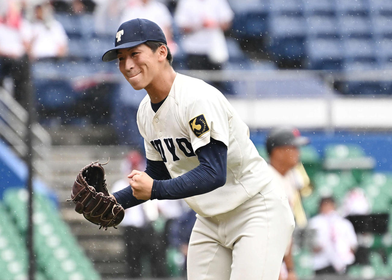 東洋大対日大　5回裏日大2死一、二塁、代打上加世田を二飛に打ち取りガッツポーズする細野（撮影・滝沢徹郎）