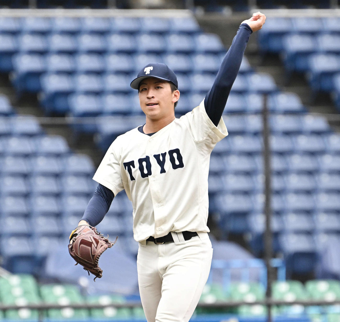 東洋大対日大　4回裏日大2死、花崎を見逃し三振に仕留めた細野は気合の入った表情で引き揚げる（撮影・滝沢徹郎）