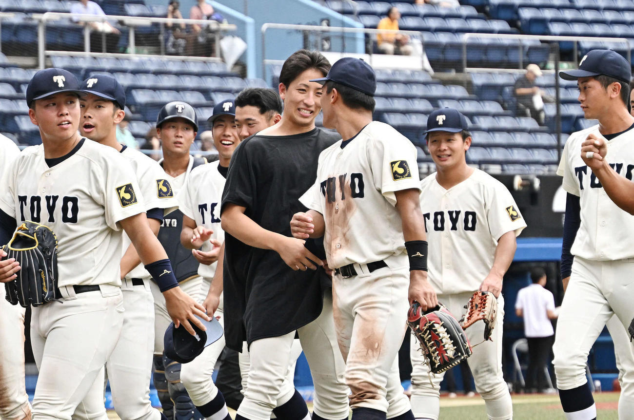 東洋大対日大　試合後、チームメートとタッチをかわす東洋大・細野（中央）（撮影・滝沢徹郎）