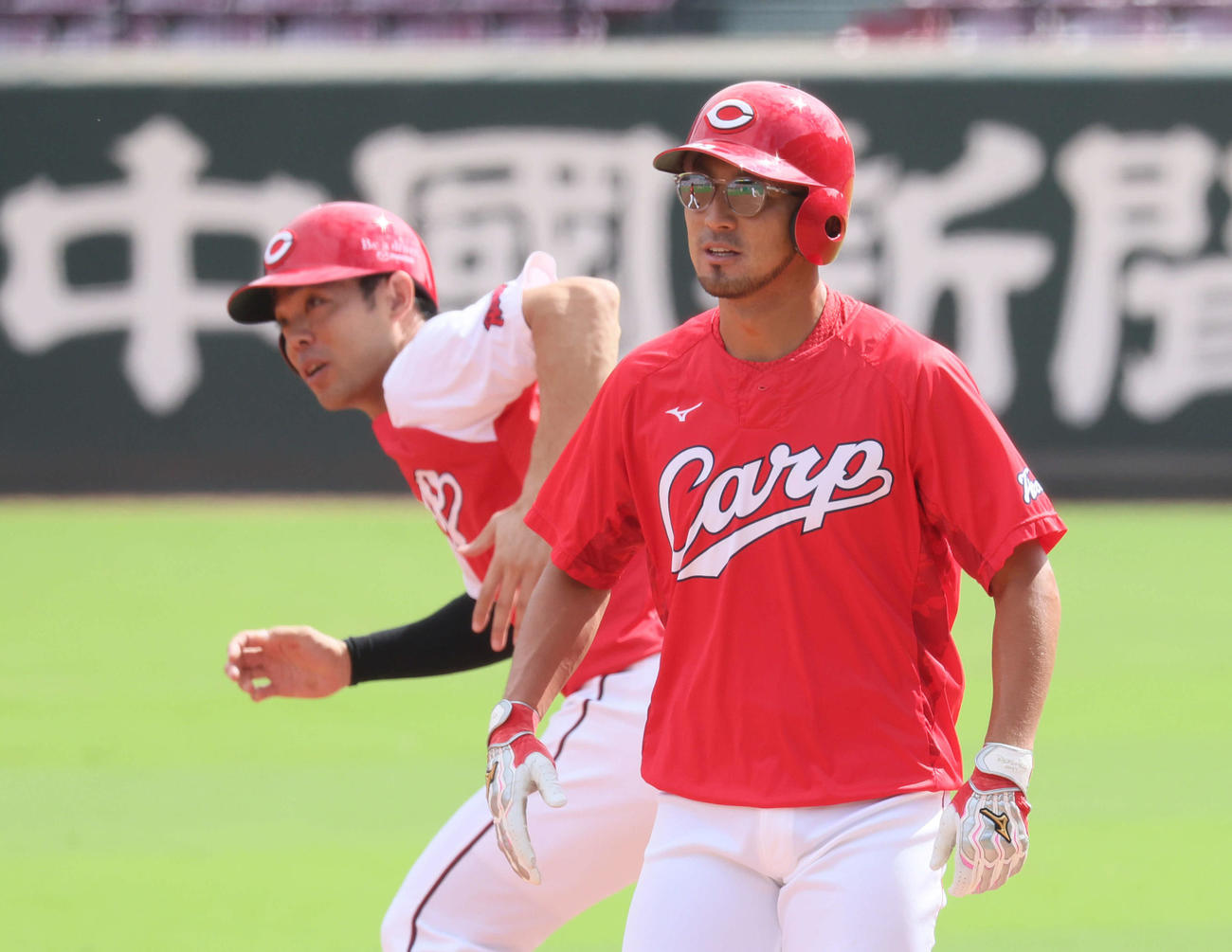 1軍全体練習に合流した広島菊池（右）と秋山（撮影・加藤孝規）