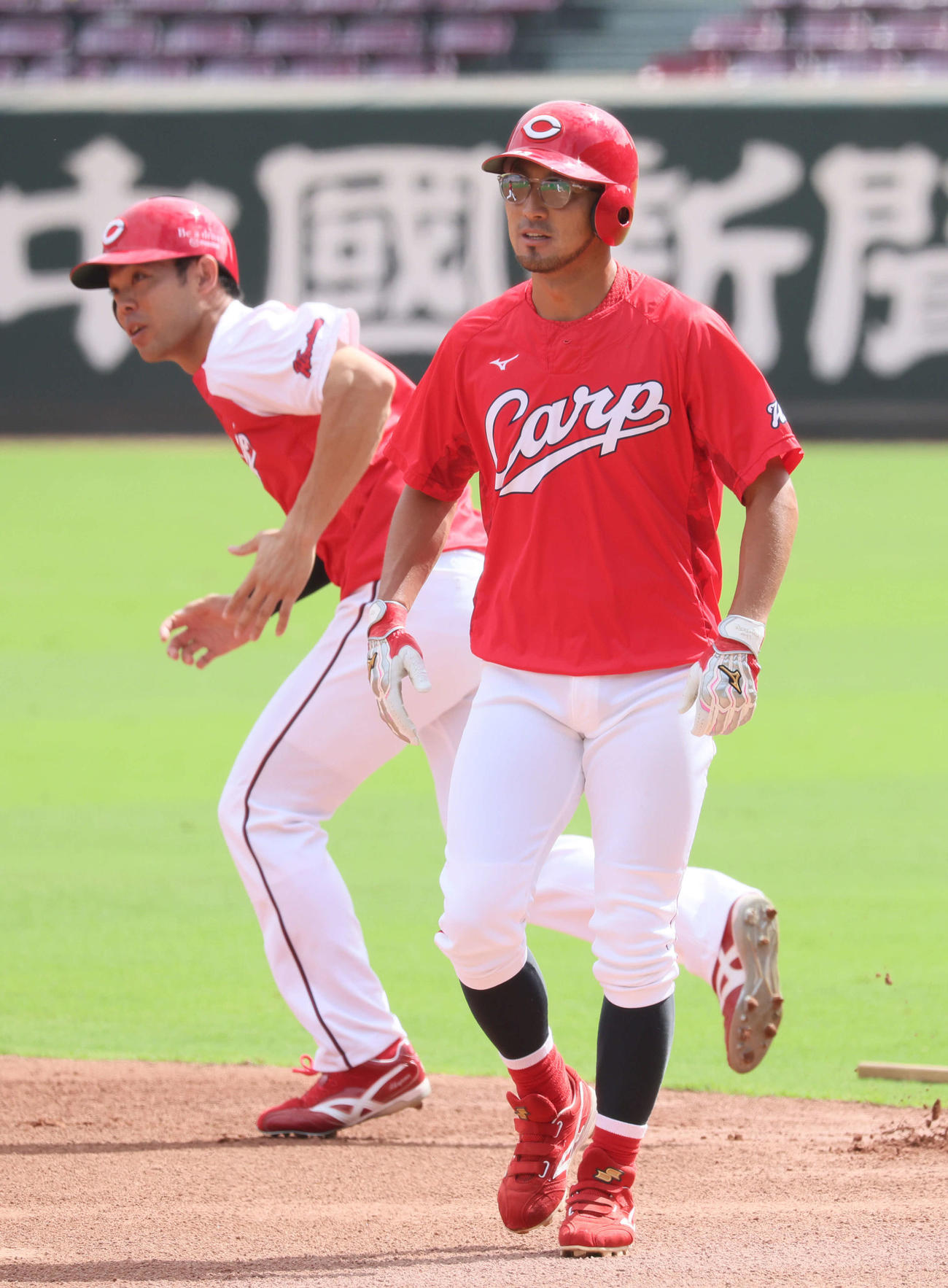 1軍全体練習に合流した広島菊池（右）と秋山（撮影・加藤孝規）