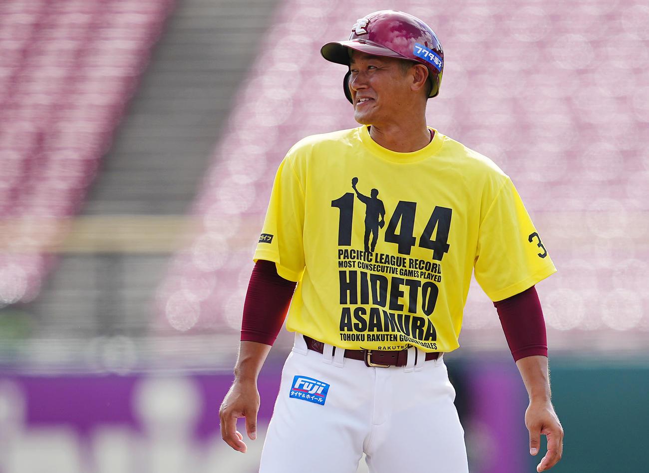 楽天対日本ハム　試合前、笑顔で練習に臨む楽天銀次（撮影・垰建太）