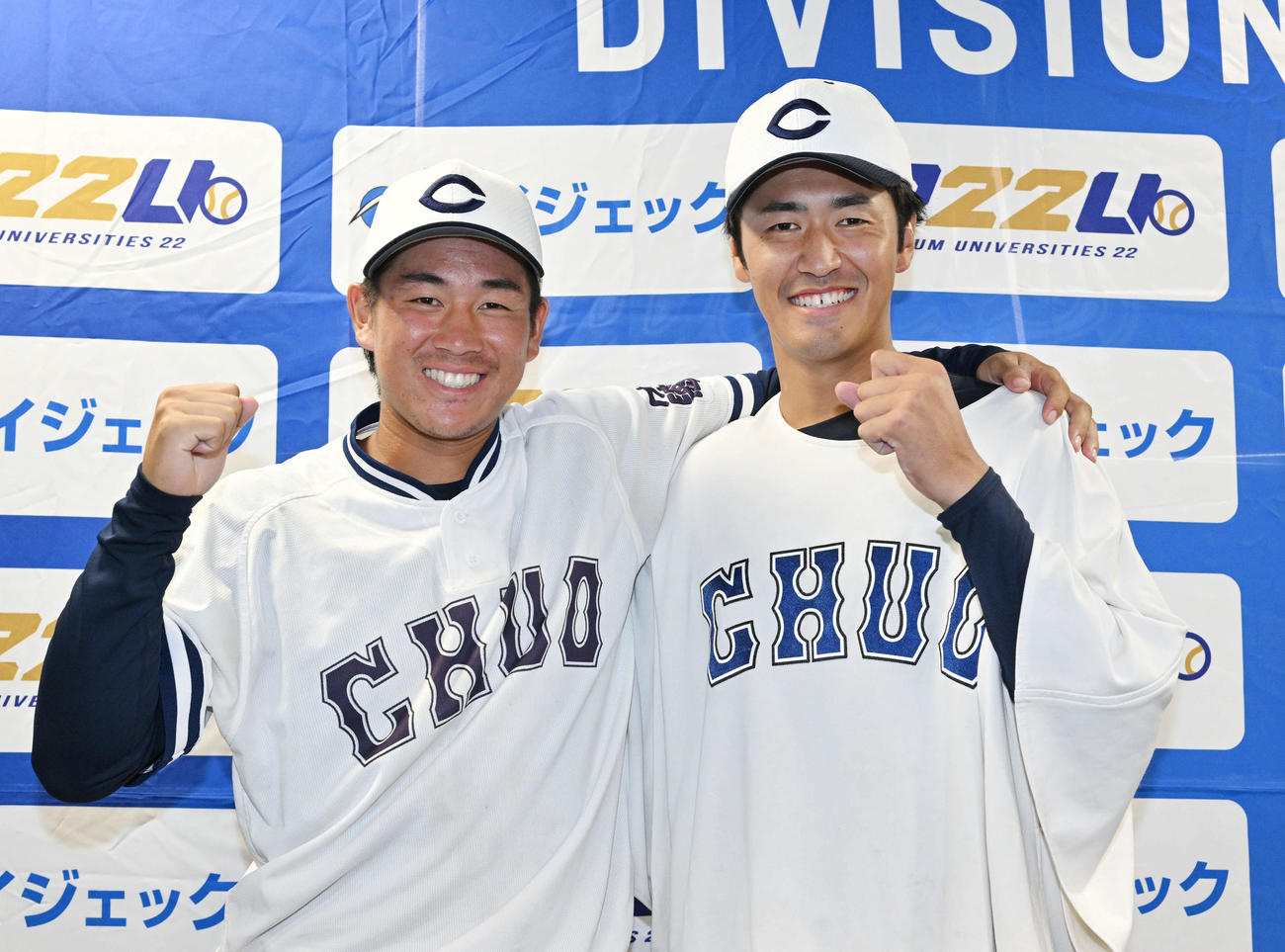 亜大対中大　試合後、完投勝利した中大・西舘（右）は繁永と記念撮影する（撮影・滝沢徹郎）
