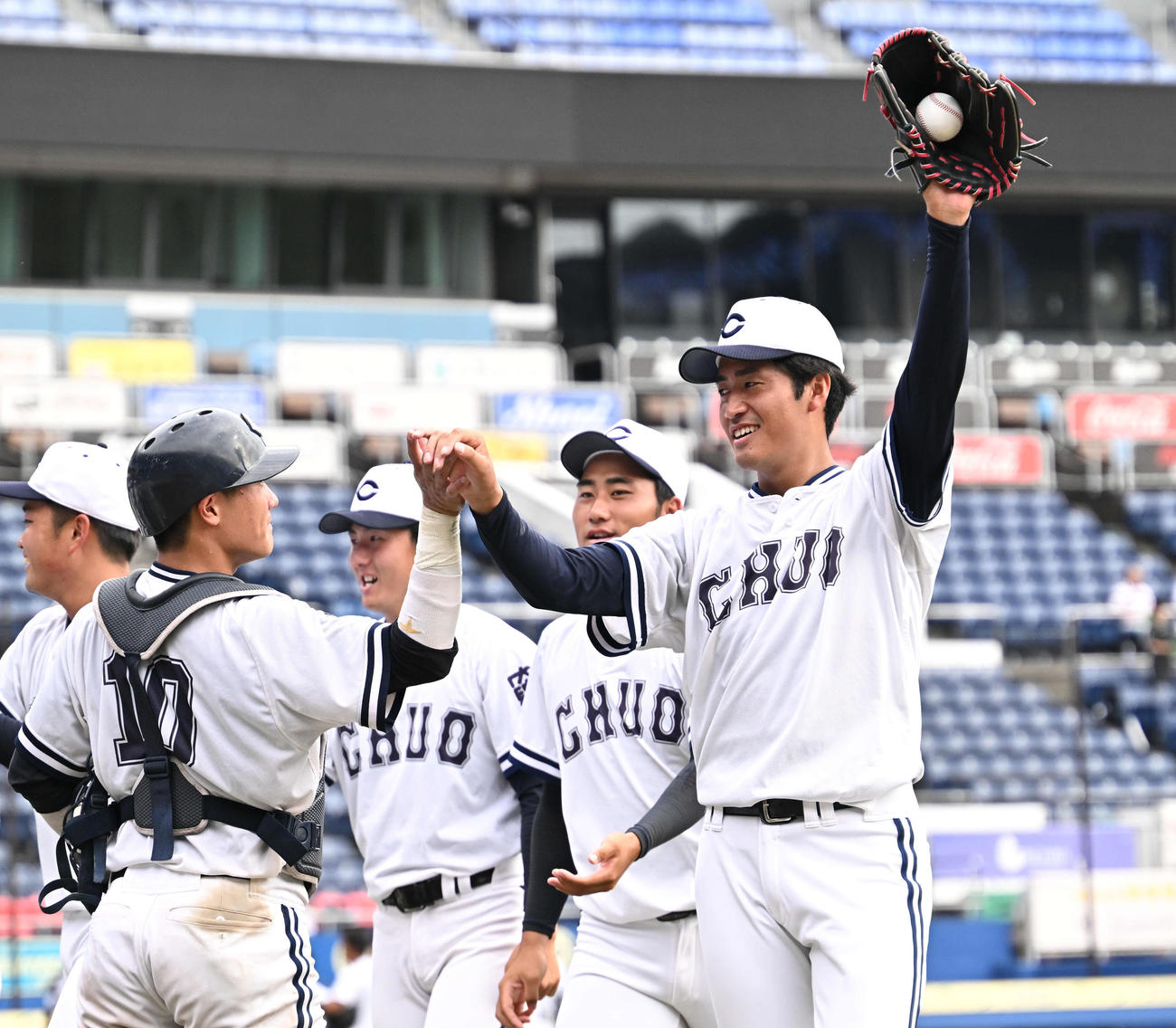 亜大対中大　完投勝利した中大・西舘（右）は捕手野呂田とタッチをかわす（撮影・滝沢徹郎）