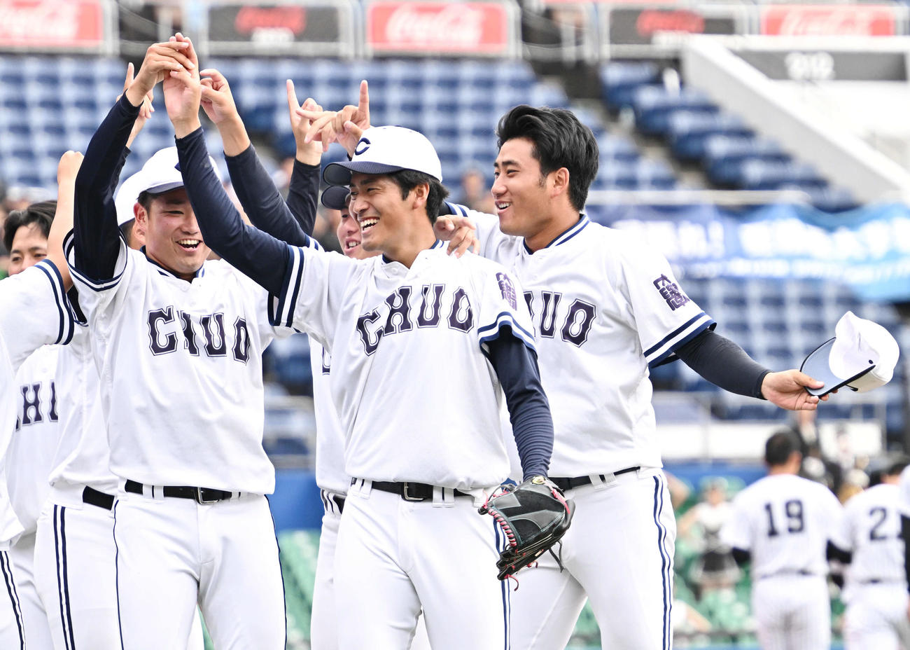 亜大対中大　完投勝利した中大・西舘（手前）はチームメートから祝福される（撮影・滝沢徹郎）