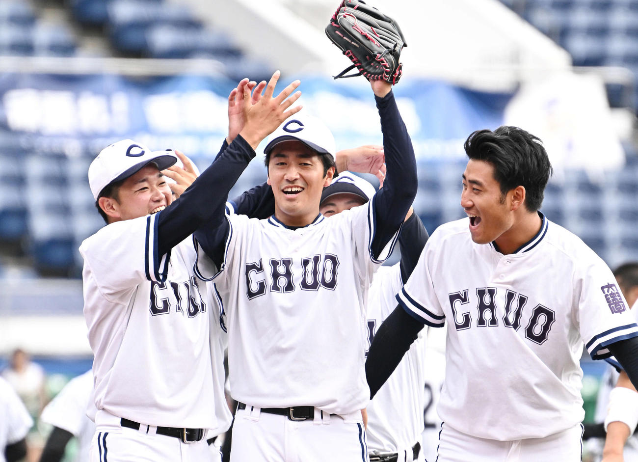 亜大対中大　完投勝利した中大・西舘（中央）はチームメートから祝福される（撮影・滝沢徹郎）