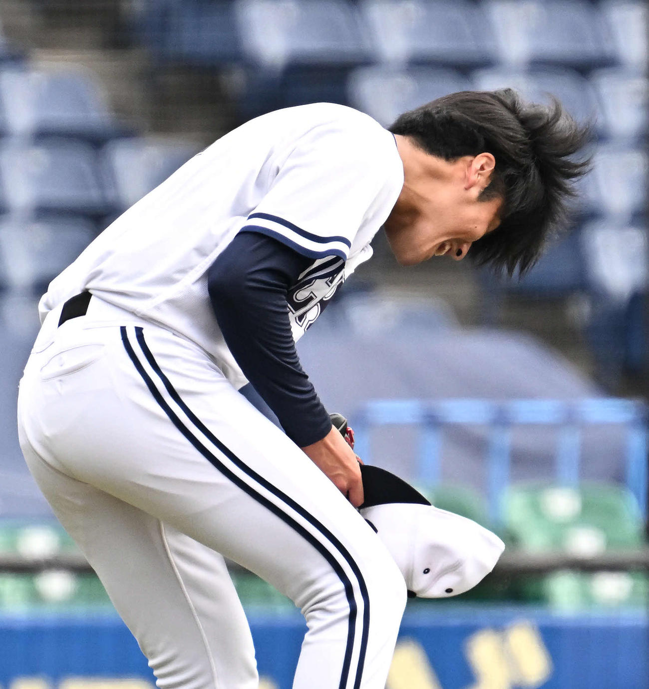 亜大対中大　完投勝利し雄たけびを上げる中大・西舘（撮影・滝沢徹郎）
