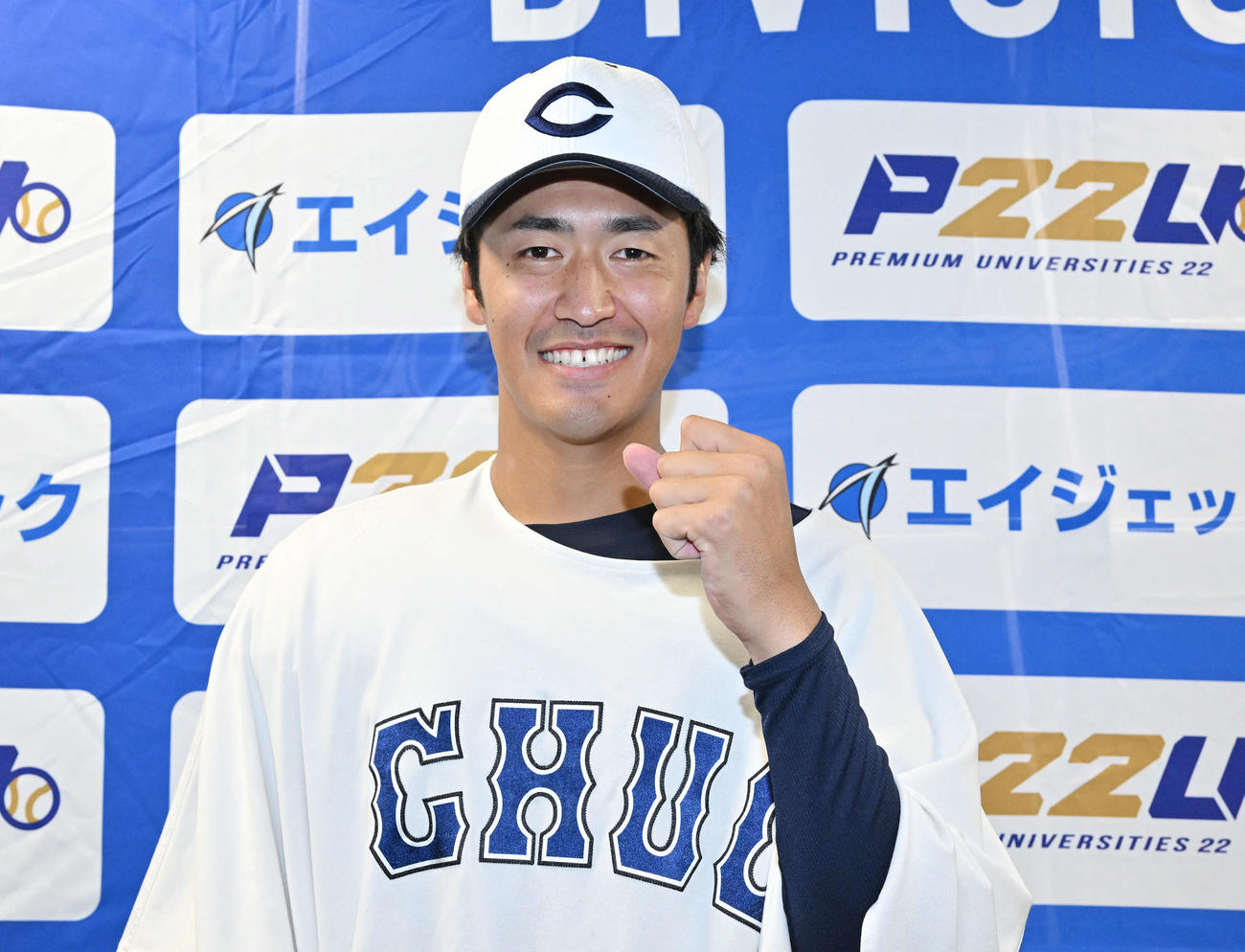 亜大対中大　試合後、完投勝利した中大・西舘はポーズを決める（撮影・滝沢徹郎）