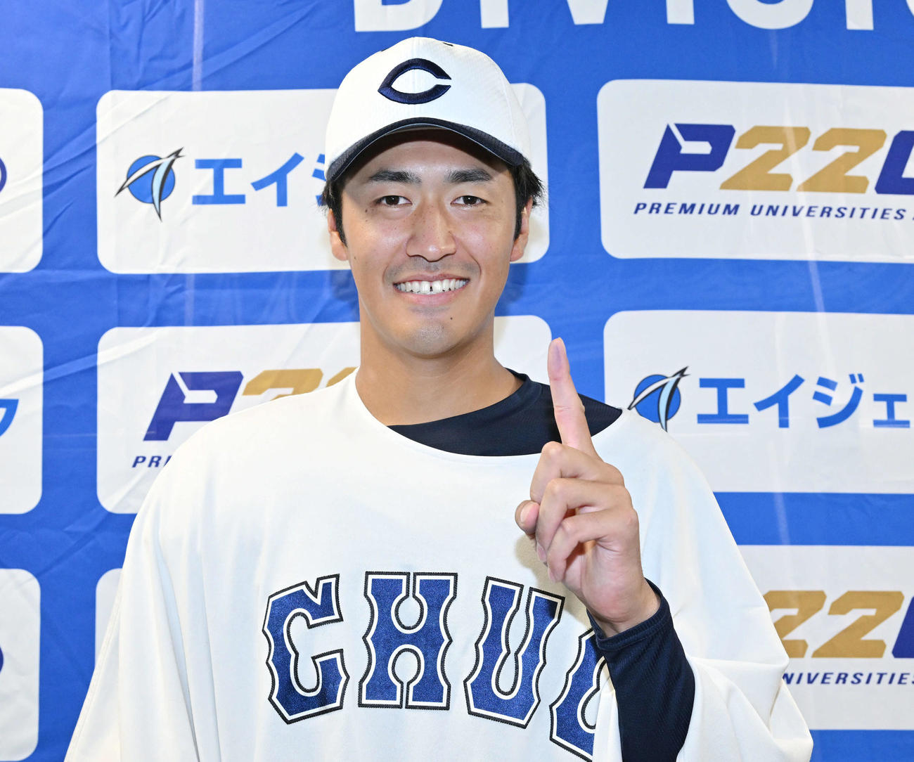 亜大対中大　試合後、完投勝利した中大・西舘はポーズを決める（撮影・滝沢徹郎）