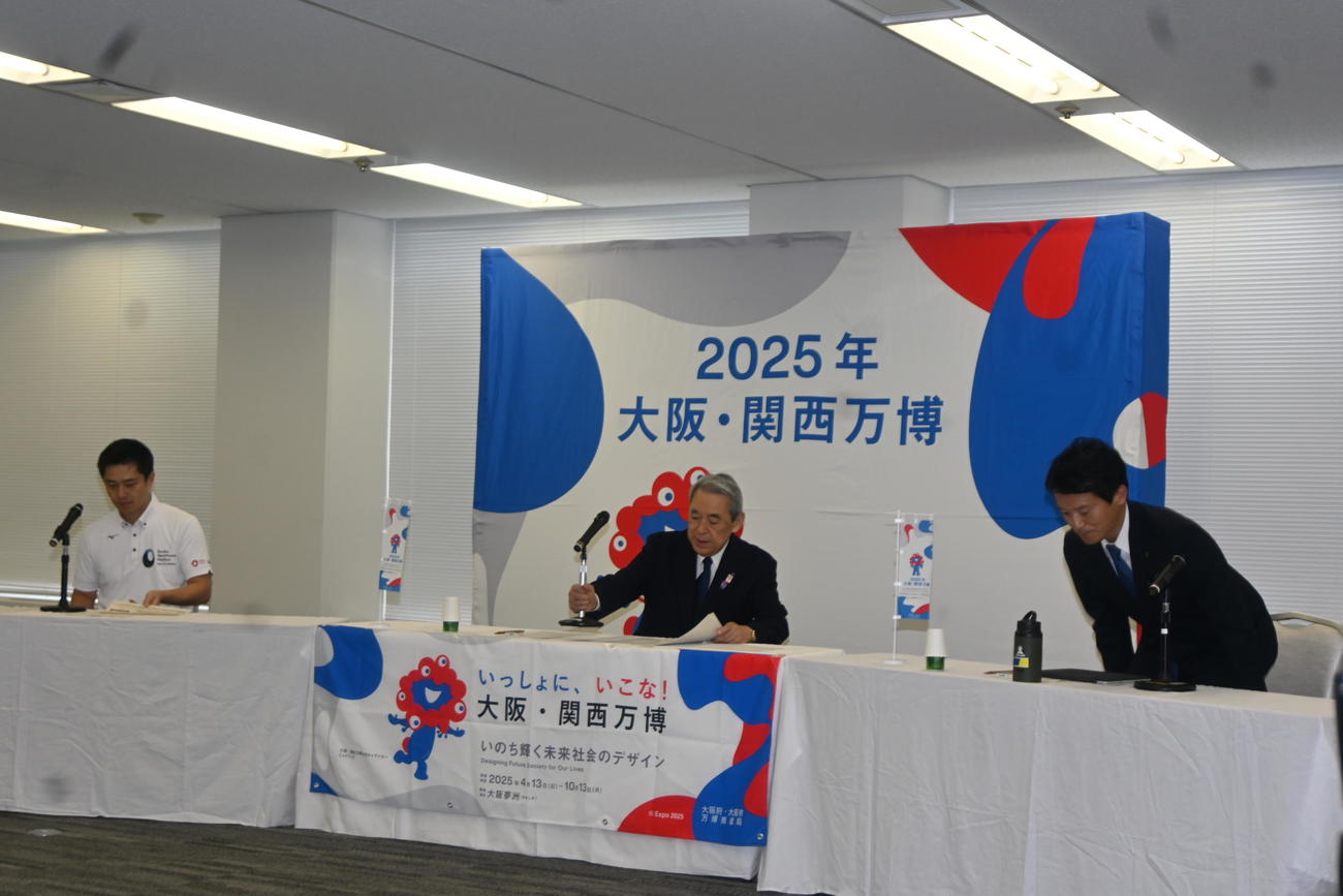 阪神＆オリの優勝パレードを発表した左から大阪府吉村洋文知事、関西経済連合会の松本正義会長、兵庫県の斎藤元彦県知事（撮影・松浦隆司）