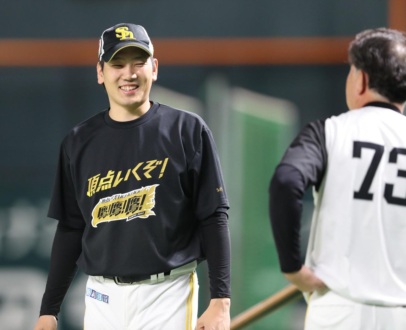練習前、斉藤学コーチと話をする石川（撮影・梅根麻紀）