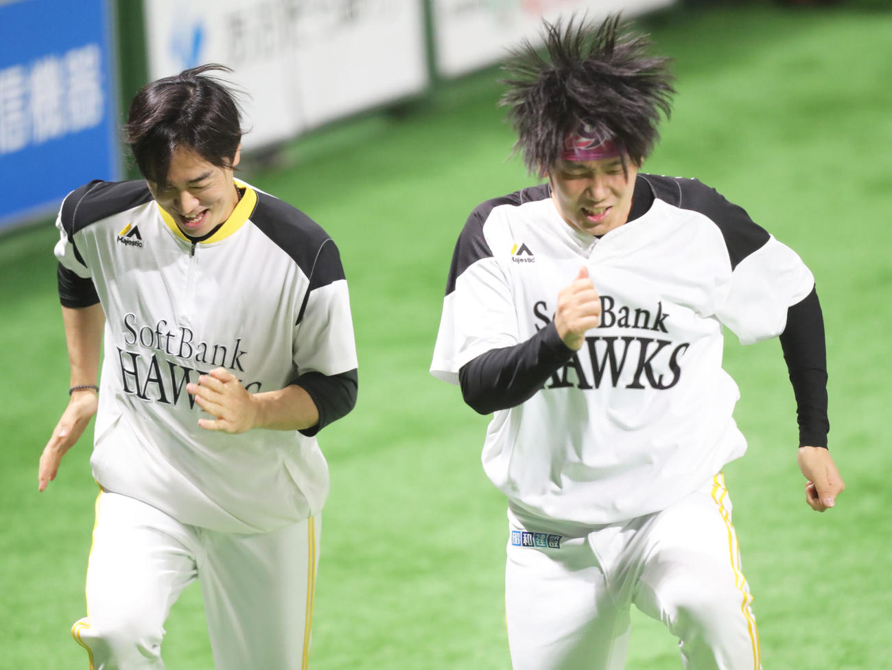 もも上げをする和田毅（左）と石川柊太（2022年撮影）