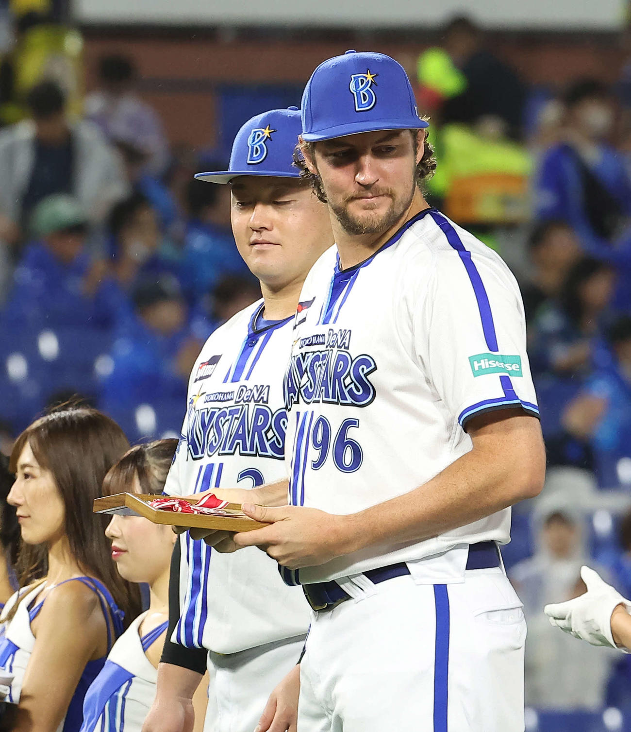 DeNA対中日　試合開始前、8月の大樹生命月間MVP賞の表彰に臨むDeNA牧（左）とバウアー（撮影・河田真司）