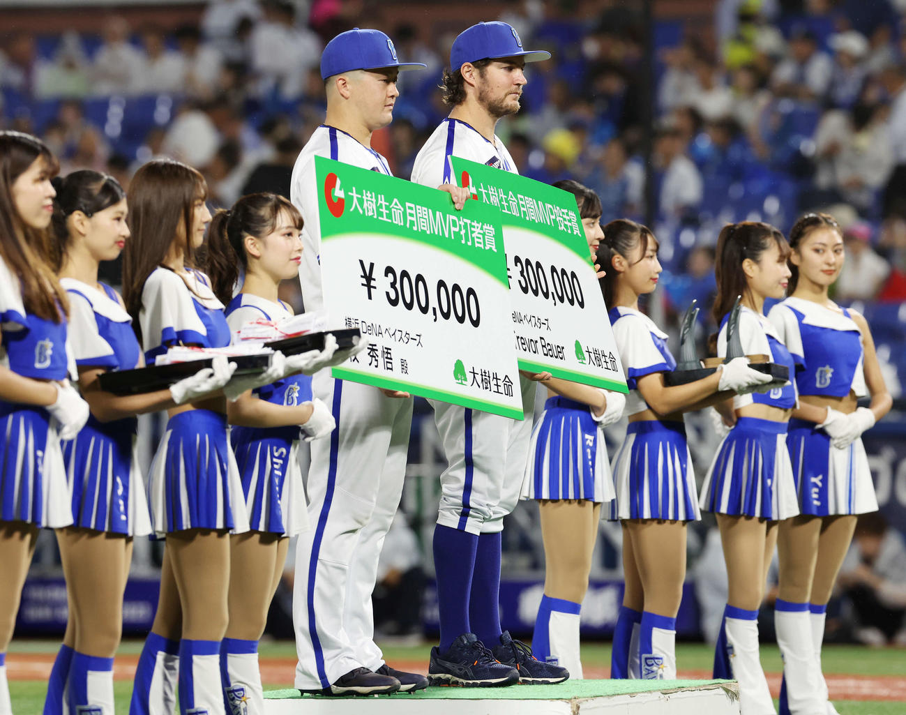 DeNA対中日　8月度の大樹生命月間MVP賞を受賞し、表彰されるDeNA牧（左）とバウアー（撮影・宮地輝）