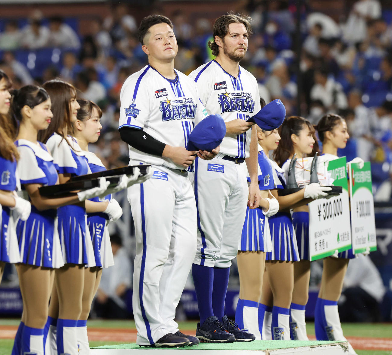 DeNA対中日　8月度の大樹生命月間MVP賞を受賞し、表彰されたDeNA牧（左）とバウアー（撮影・宮地輝）