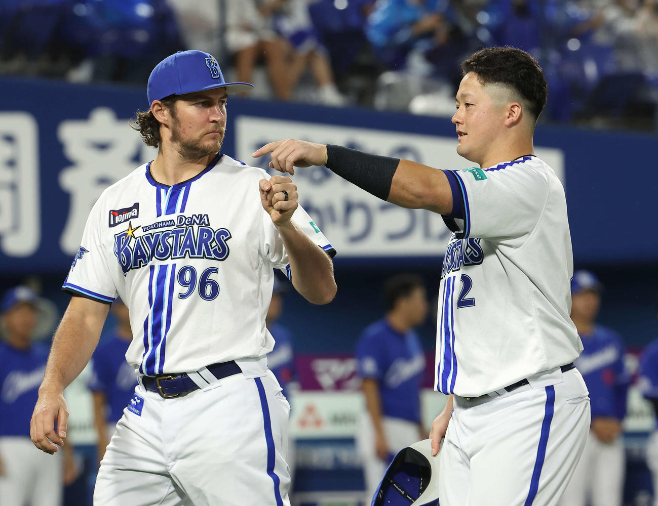 DeNA対中日　試合開始前、8月の大樹生命月間MVP賞の表彰に臨むDeNAバウアー（左）と牧（撮影・河田真司）