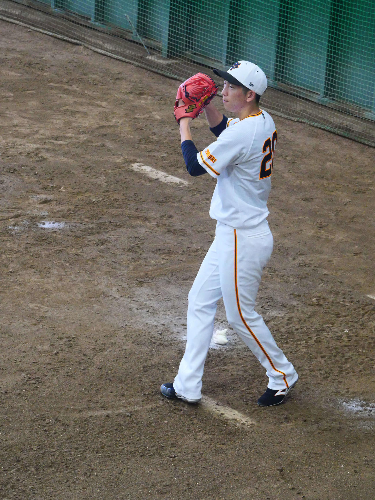 ブルペンで投球する巨人戸郷（撮影・上田悠太）