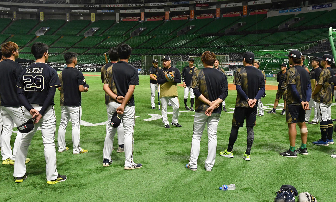 全体練習開始前の円陣でゲキを飛ばす水本ヘッドコーチ（中央）（撮影・岩下翔太）
