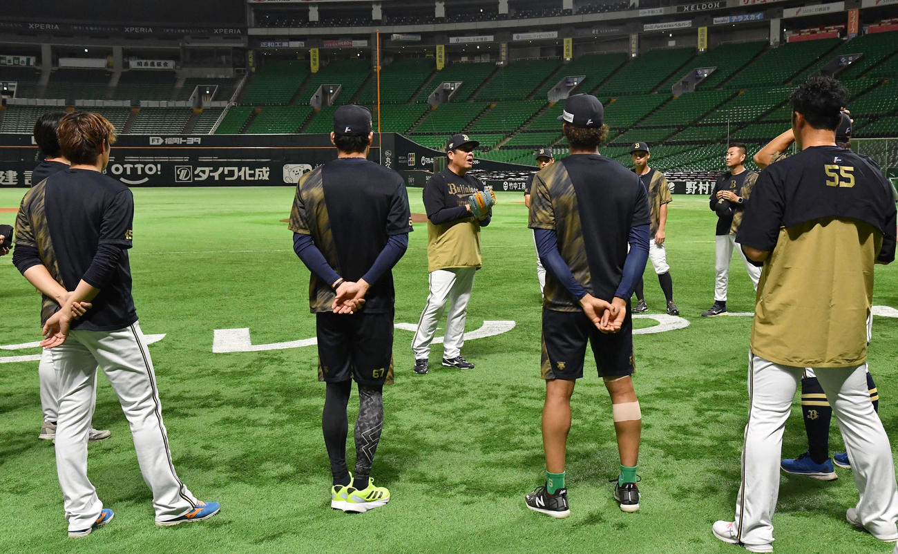 全体練習開始前の円陣でゲキを飛ばす水本ヘッドコーチ（中央）（撮影・岩下翔太）