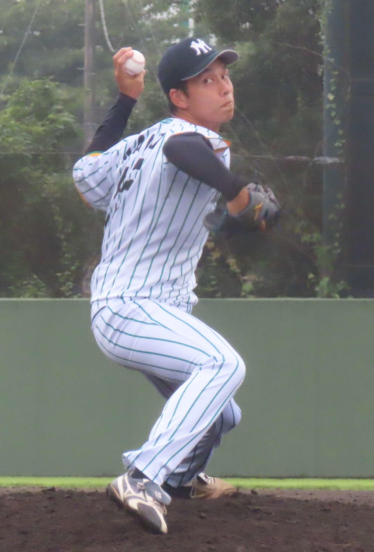 日本ウェルネス大対明治安田生命　4回無死一、二塁から登板し、5回無失点で勝ち投手となった中尾