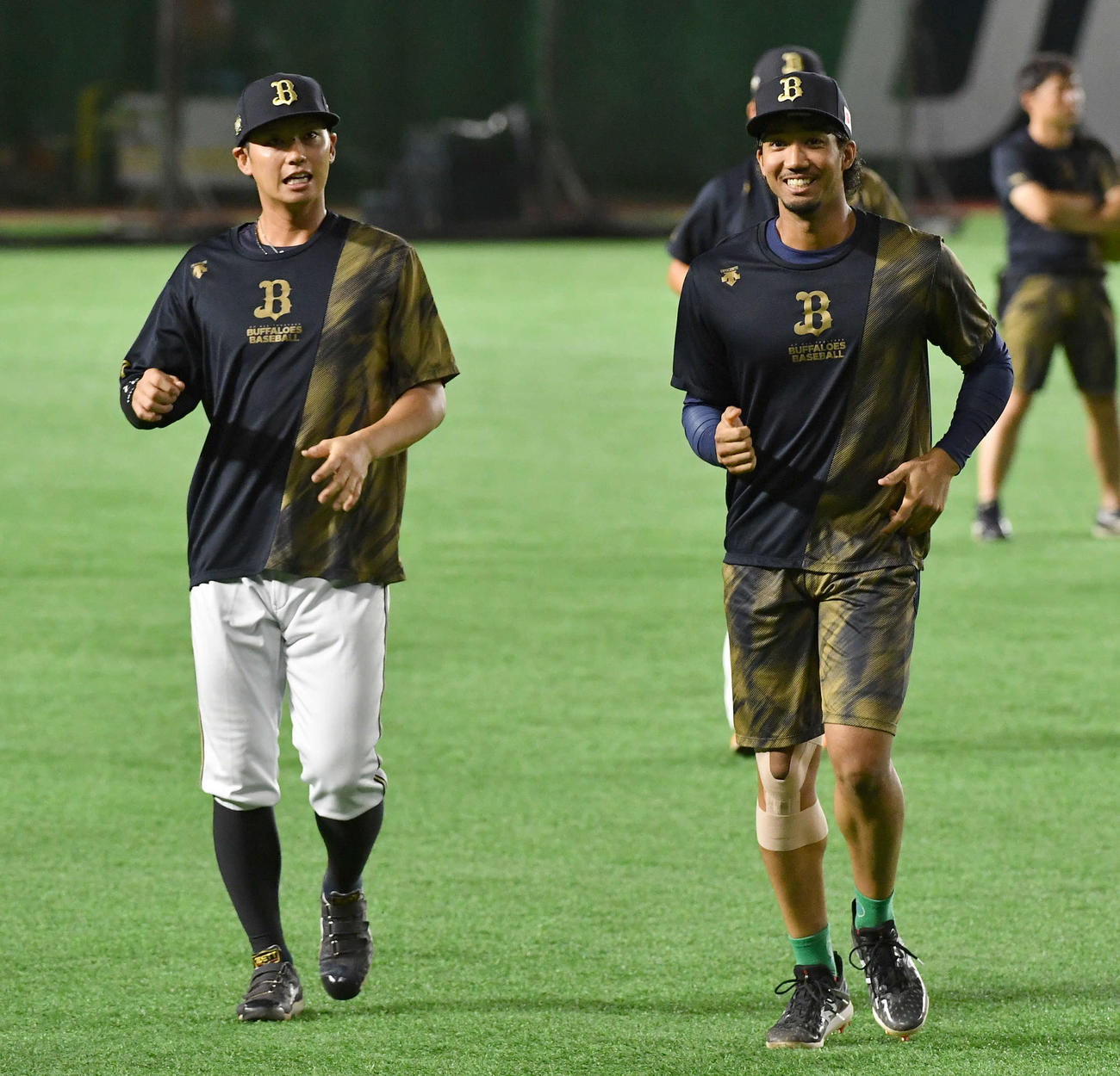 談笑しながらウオーミングアップを行う石川（左）と宗（撮影・岩下翔太）