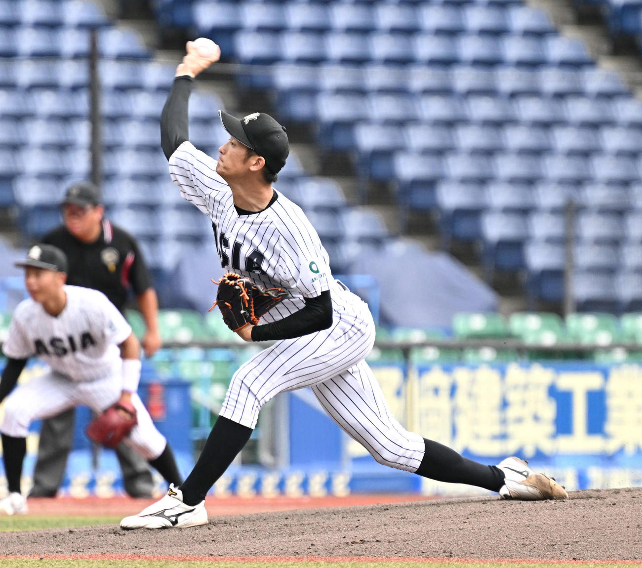 亜大対中大　亜大先発の草加（撮影・滝沢徹郎）