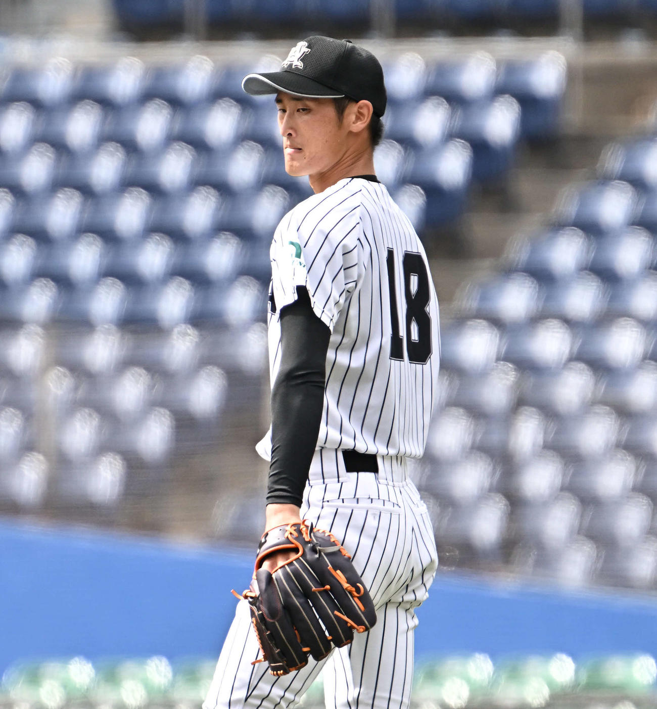 亜大対中大　5回裏中大2死三塁、繁永に先制適時二塁打を許し厳しい表情の草加（撮影・滝沢徹郎）