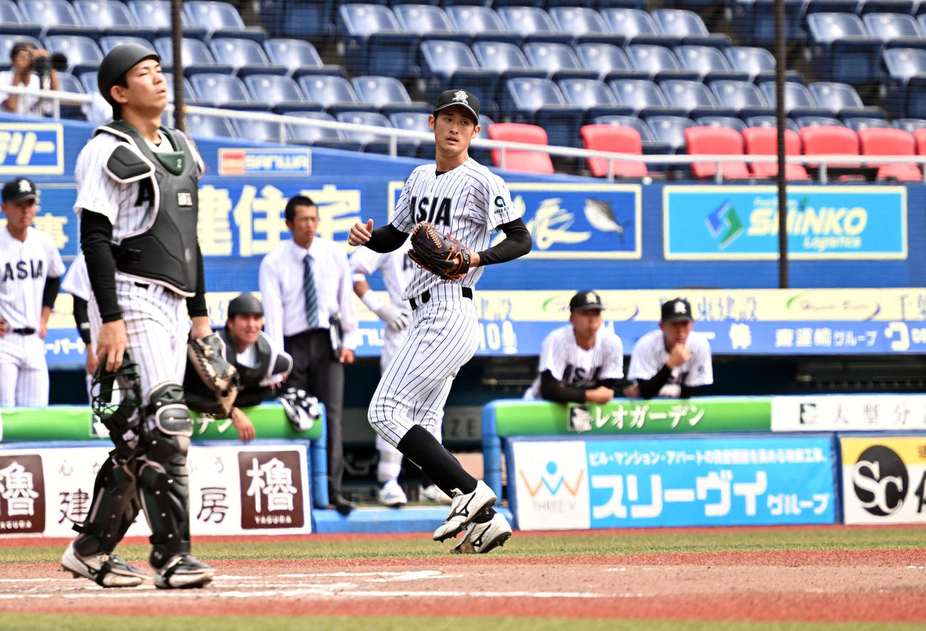 亜大対中大　6回裏中大1死二塁、皆川に適時二塁打を許す草加（後方）（撮影・滝沢徹郎）