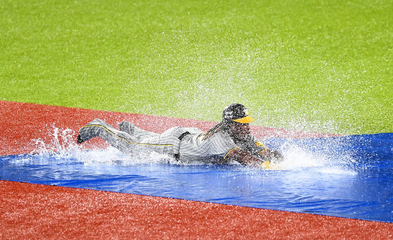 ヤクルト対阪神　雨天中止となり、ベースランニングで場内を沸かせた阪神ミエセス（撮影・たえ見朱実）