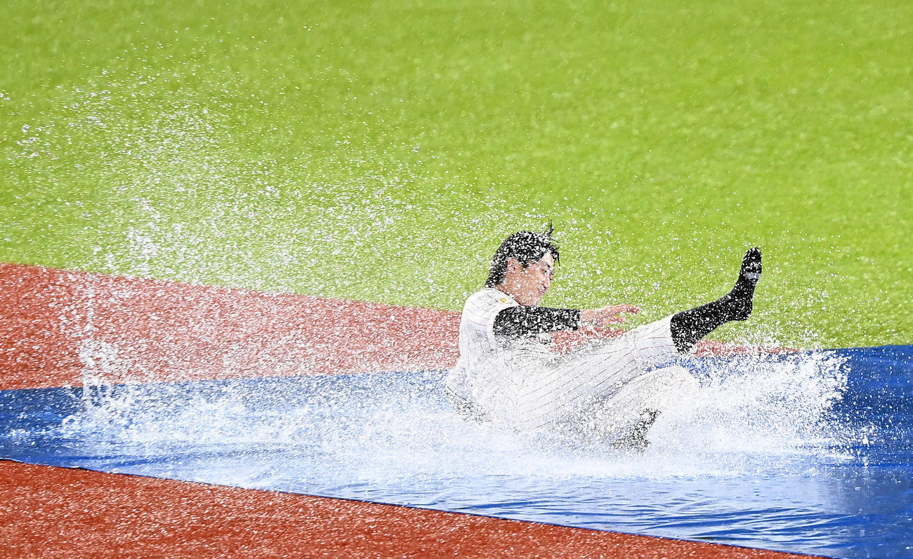 ヤクルト対阪神　雨天中止となりスライディングをして会場を沸かせるヤクルト長岡（撮影・たえ見朱実）