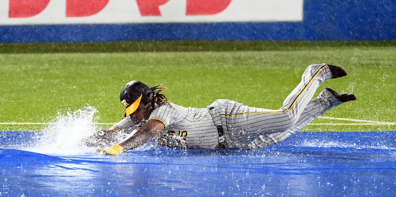 ヤクルト対阪神　雨天中止となり、ベースランニングで場内を沸かせた阪神ミエセス（撮影・たえ見朱実）