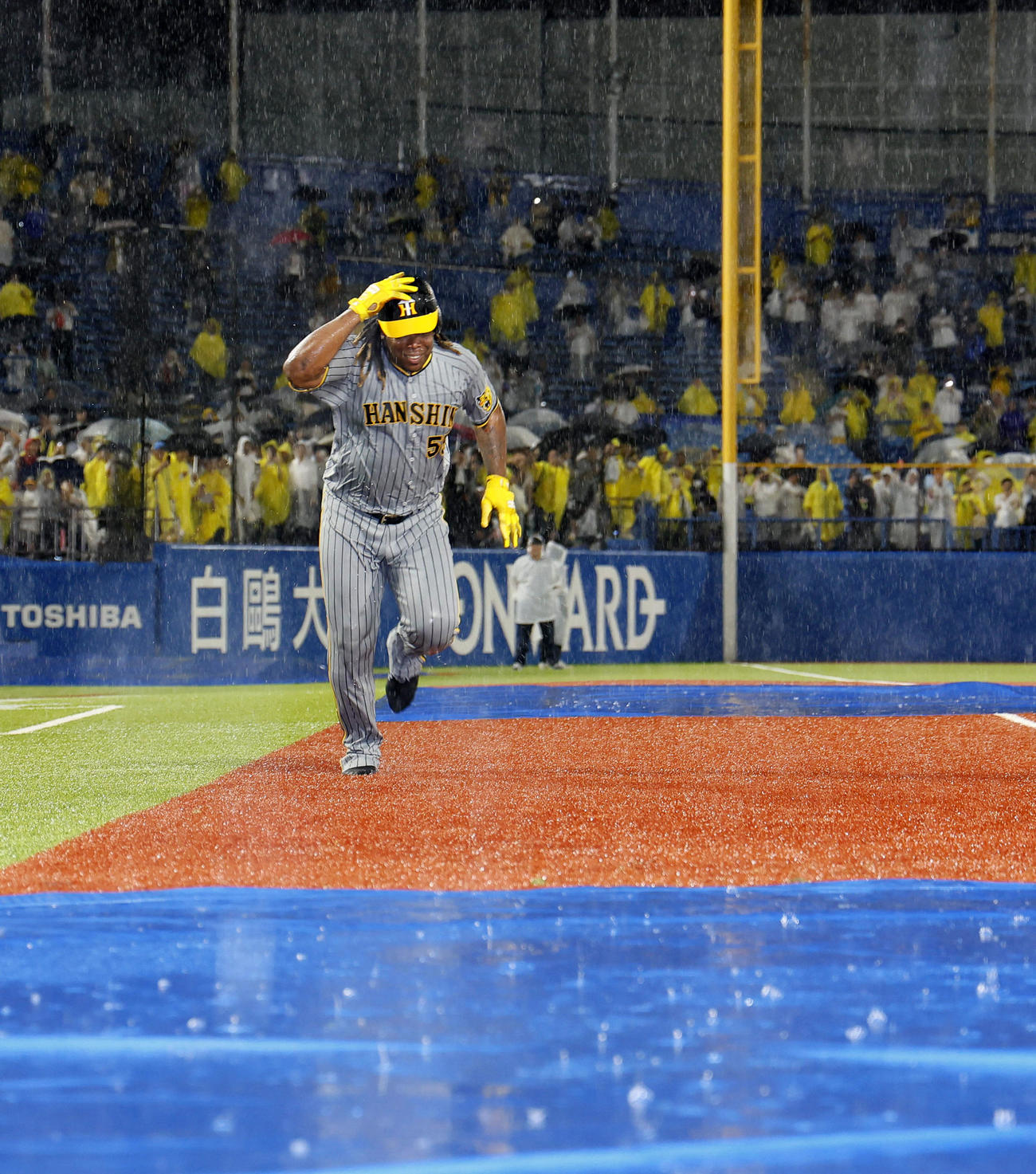 ヤクルト対阪神　試合が中止になり、パフォーマンスをする阪神ミエセス（撮影・藤尾明華）