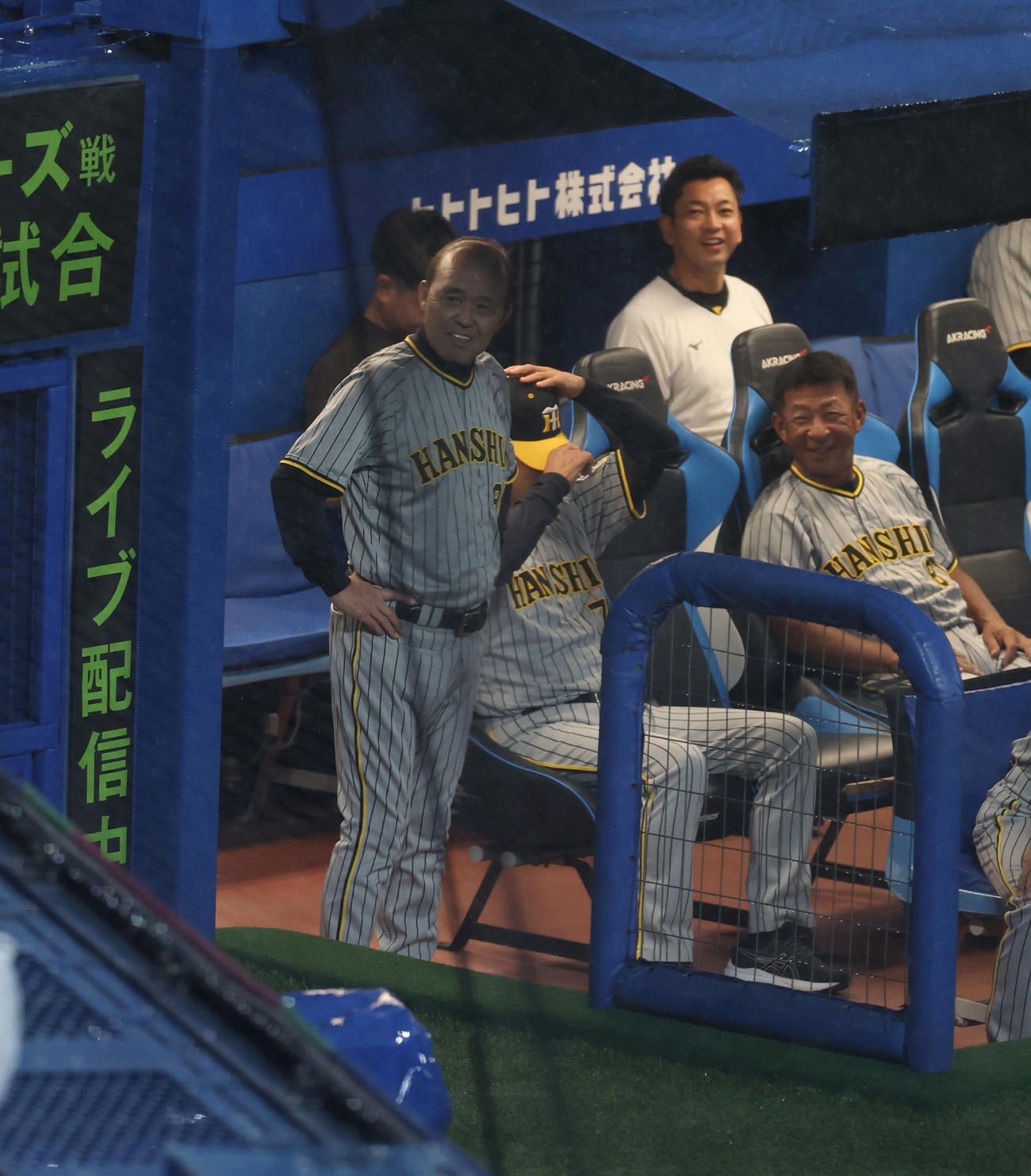 ヤクルト対阪神　降雨の状況を確かめる阪神岡田監督（左端）（撮影・井上学）