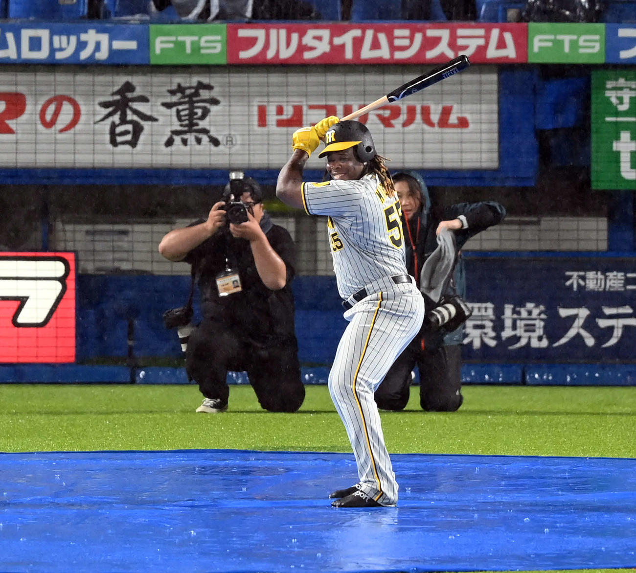 ヤクルト対阪神　雨天中止となり、ベースランニングで場内を沸かせた阪神ミエセス（撮影・たえ見朱実）