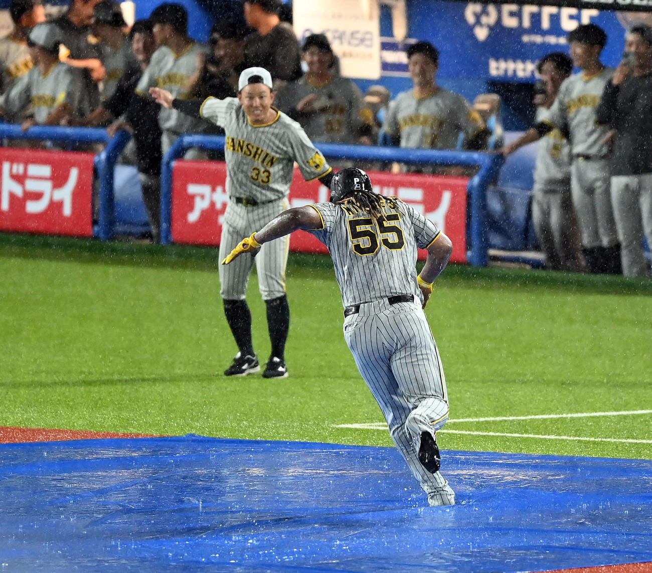 ヤクルト対阪神　雨天中止となり、ベースランニングで場内を沸かせた阪神ミエセス（撮影・たえ見朱実）